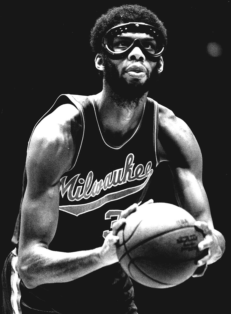 Kareem Abdul-jabbar/794px-Kareem_Abdul-Jabbar_1974.jpeg